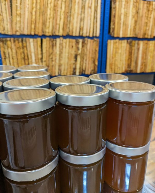 Unsere ersten Gläser Stockwerkhonig 2023 sind abgefüllt! 🎉 #tropfhonig #vonderwabeinsglas #jahrgang #rarität #genusspur #slowhoney #slowfood...