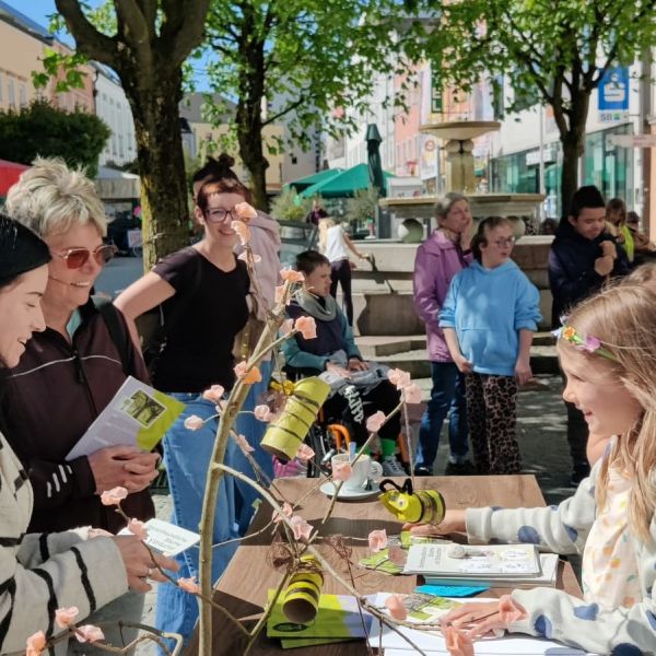 Stadtplatz-Action für unsere Streuobstwiesen! 🐝🍏 Am Freitag haben die Schüler:innen der Pestalozzischule Vöcklabruck den Stadtplatz...